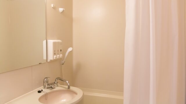 ウロコ予防で清掃工数削減！「ホテル浴室用 超親水コート」