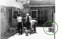 昭和40年頃　青空調色 菱水ラッカーを店頭で色合わせ　右手に当時のニッペ製品の梱包荷姿が見える