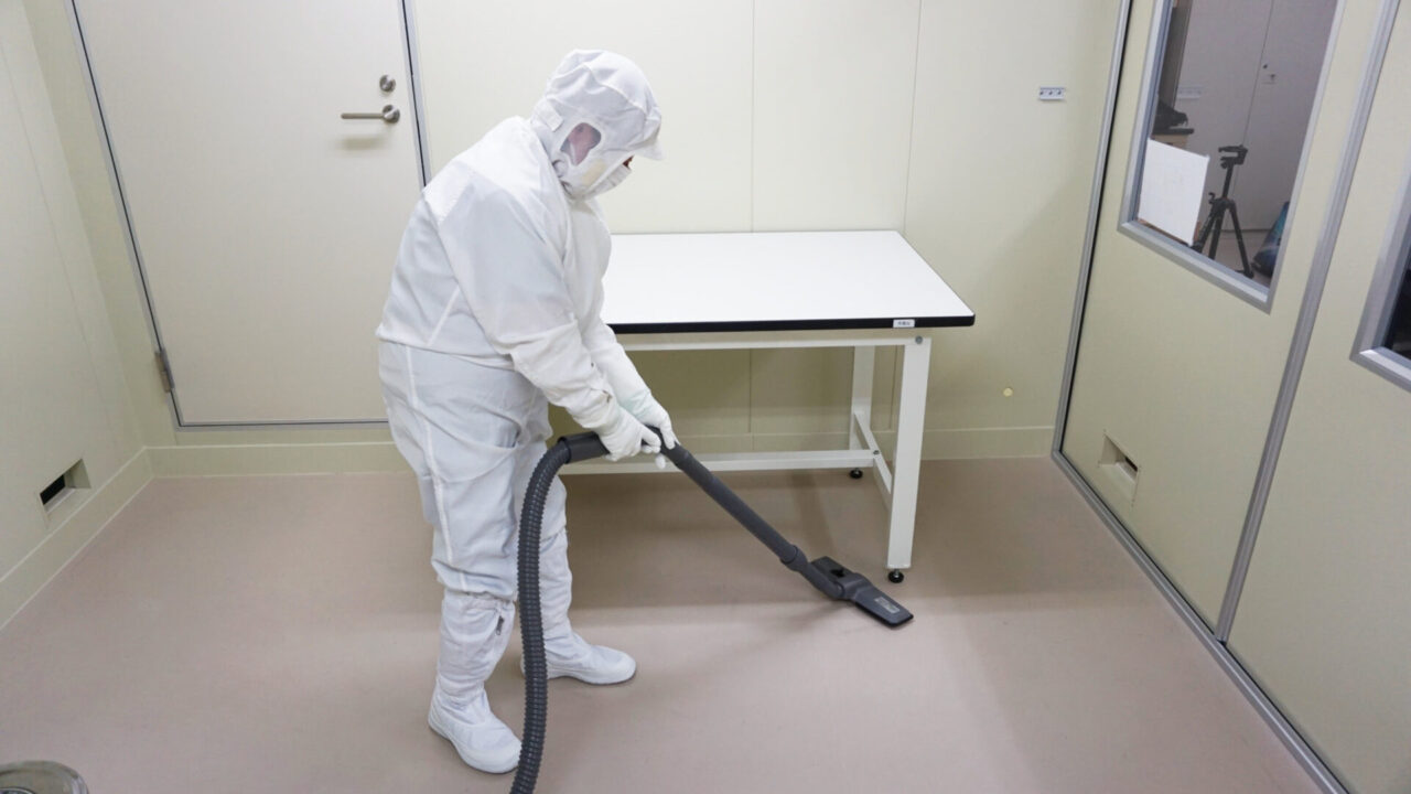 製品不良の原因となる粗大粒子を徹底除去したクリーンルーム清掃実施事例